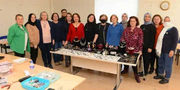 Bursa’da kadınlar gümüş kazaz sanatını öğreniyor