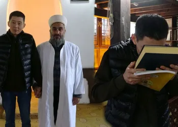 Eşi Müslüman olunca gözyaşlarını tutamadı
