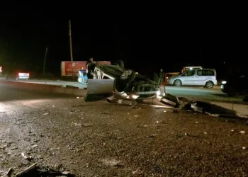Yolcu minibüsü ile otomobil çarpıştı: 13 yaralı
