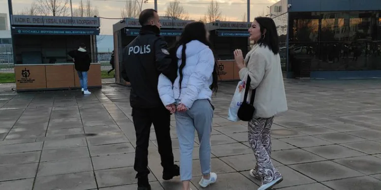 Kocaeli’de genç kızların kavgasında kan aktı: 1 yaralı