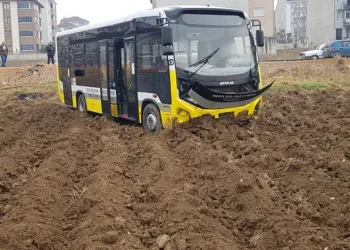Bursa’da frenleri tutmayan otobüs tarlaya girdi