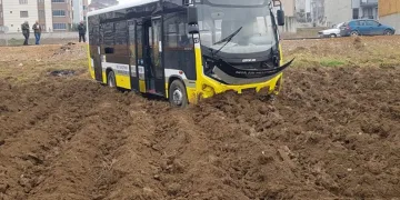 Bursa’da frenleri tutmayan otobüs tarlaya girdi