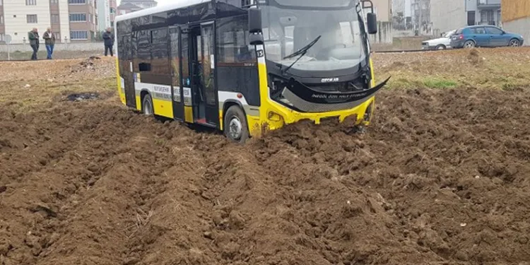 Bursa’da frenleri tutmayan otobüs tarlaya girdi
