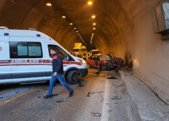 Otomobil TIR’la çarpıştı : 1 ölü 2 yaralı