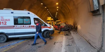 Otomobil TIR’la çarpıştı : 1 ölü 2 yaralı