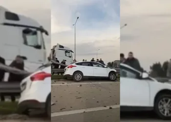 Otomobil bariyerlere ok gibi saplandı