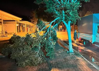 Kemer’de fırtına etkili oldu