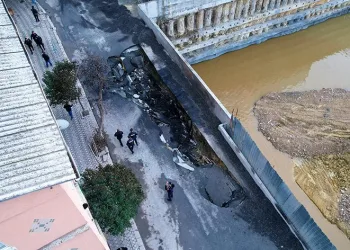 Zeytinburnu’nda patlama nedeniyle yol çöktü