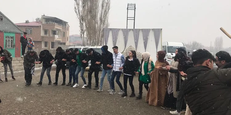 Iğdır’da kar altında düğün