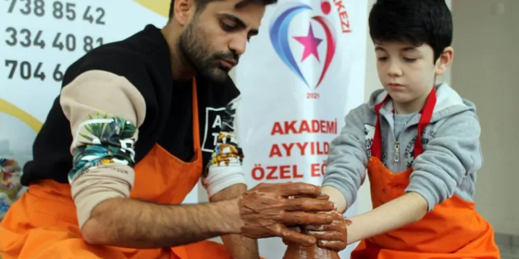 Bursa’da özel öğrenciler çömlek yaptı
