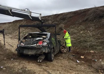 Takla atan otomobilin sürücüsü yaralandı