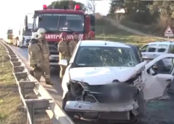 İstanbul’da 2 araç kafa kafaya çarpıştı