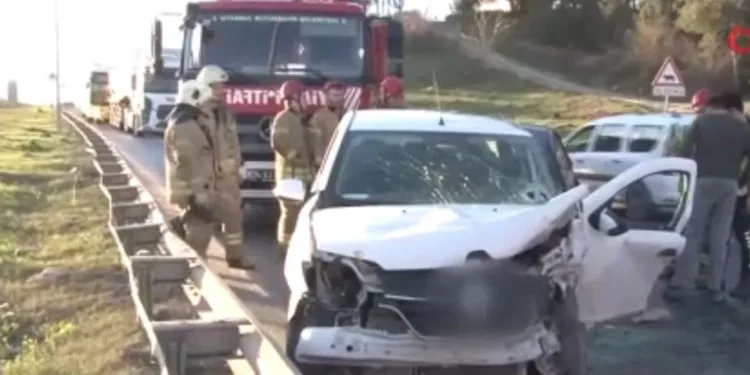 İstanbul’da 2 araç kafa kafaya çarpıştı
