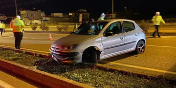 Otomobil refüjden karşı şeride geçti