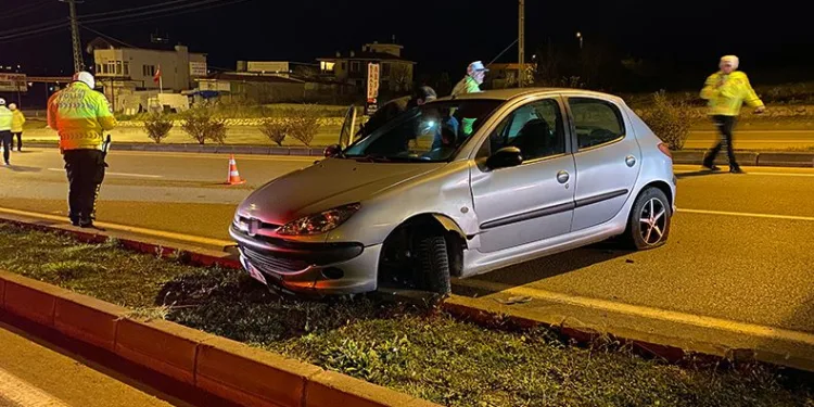 Otomobil refüjden karşı şeride geçti