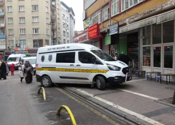 Yarı çıplak halde ölü bulundu