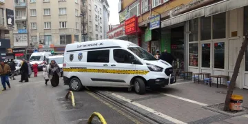 Yarı çıplak halde ölü bulundu