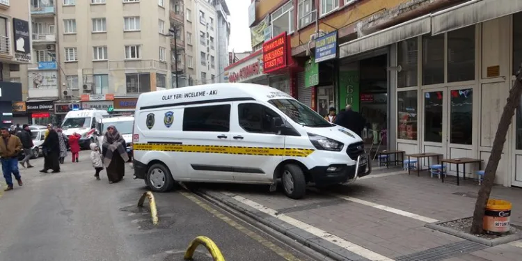 Yarı çıplak halde ölü bulundu