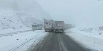 Bingöl’de kar ulaşımı engelledi