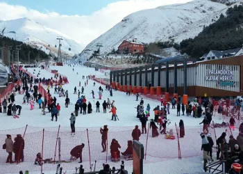 Palandöken Kayak Merkezi tatilcilerin akınına uğruyor