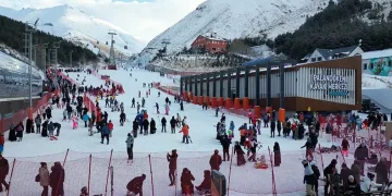 Palandöken Kayak Merkezi tatilcilerin akınına uğruyor