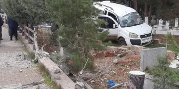 Lastiği patlayan araç mezarlığa uçtu