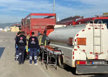 Bursa’da yakıt tankeri kamyona çarptı