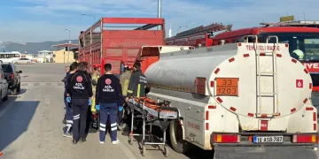 Bursa’da yakıt tankeri kamyona çarptı