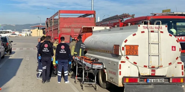 Bursa’da yakıt tankeri kamyona çarptı