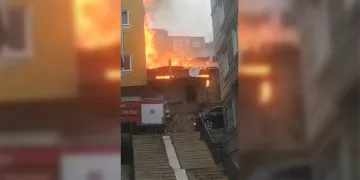 Bursa’da eski bina alev alev yandı