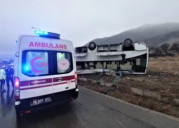 Yoldan çıkan servis takla attı