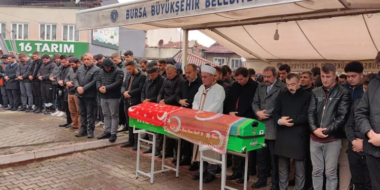 Kazada ölen genç toprağa verildi