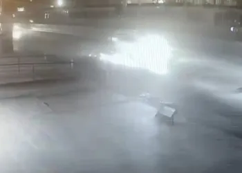 Bursa’da ticari araç motosikleti metrelerce sürükledi
