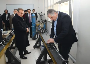BUÜ Rektörü Kılavuz, UMİMAG Laboratuvarlarını ziyaret etti