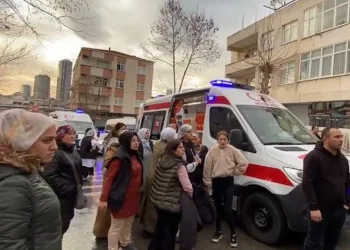 Alevlerin arasında kalan aile balkona sığındı
