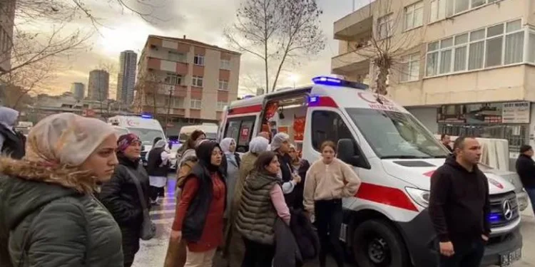 Alevlerin arasında kalan aile balkona sığındı