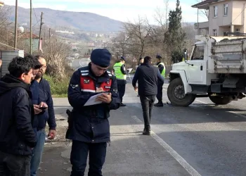 Zonguldak’ta kamyonla taksi çarpıştı: 4 yaralı