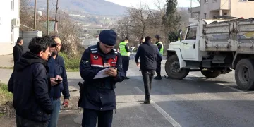 Zonguldak’ta kamyonla taksi çarpıştı: 4 yaralı