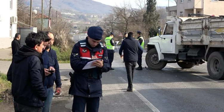 Zonguldak’ta kamyonla taksi çarpıştı: 4 yaralı