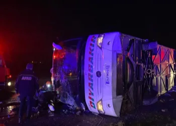 Yolcu otobüsü devrildi: 1’i bebek 5 ölü, 23 yaralı