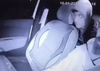 Kaldırım taşıyla taksiciye saldırdı