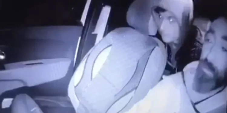 Kaldırım taşıyla taksiciye saldırdı