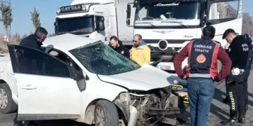 Afyonkarahisar’da TIR’la otomobil çarpıştı