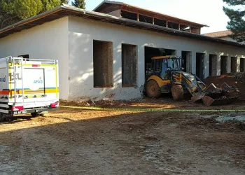 Toprak altında kalan 2 işçi yaralandı