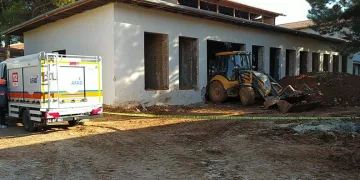 Toprak altında kalan 2 işçi yaralandı
