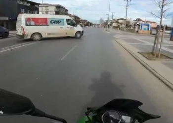 Düzce’de direksiyon dersine yetişmeye çalışırken kazaya karıştı