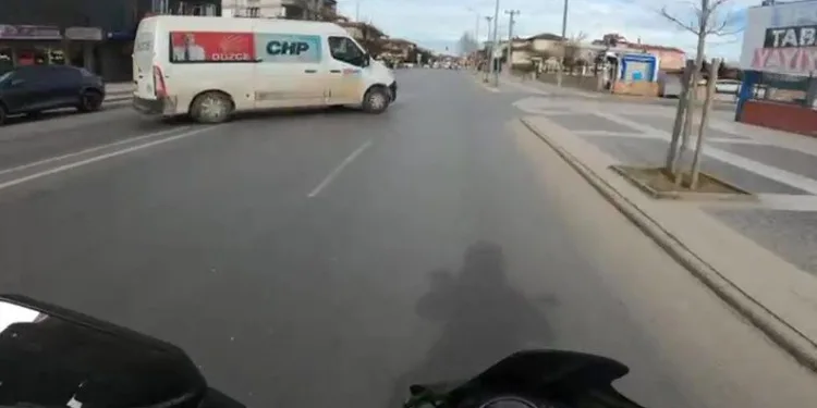 Düzce’de direksiyon dersine yetişmeye çalışırken kazaya karıştı