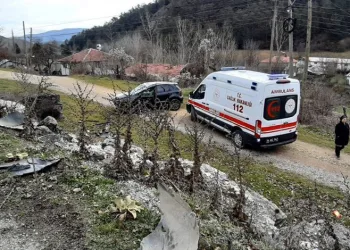 Bolu’da yoldan çıkan otomobil devrildi: 1 yaralı