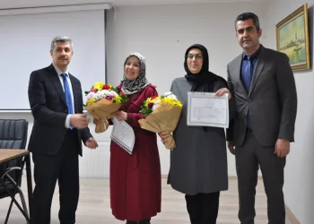 Mustafakemalpaşa’da açık lise mezunları diplomalarını aldı