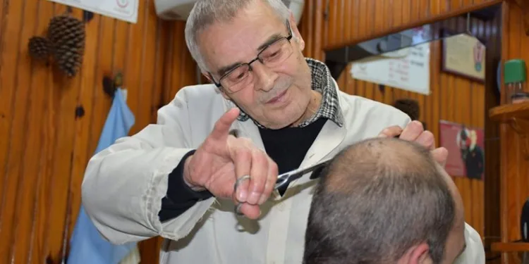 Bursa’da 57 yıldır makası elinden bırakmadı